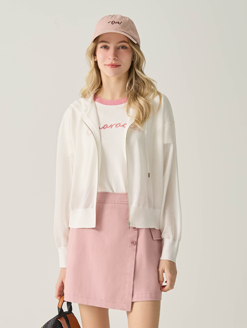 JOAN異材質撞色領口標語電繡T恤