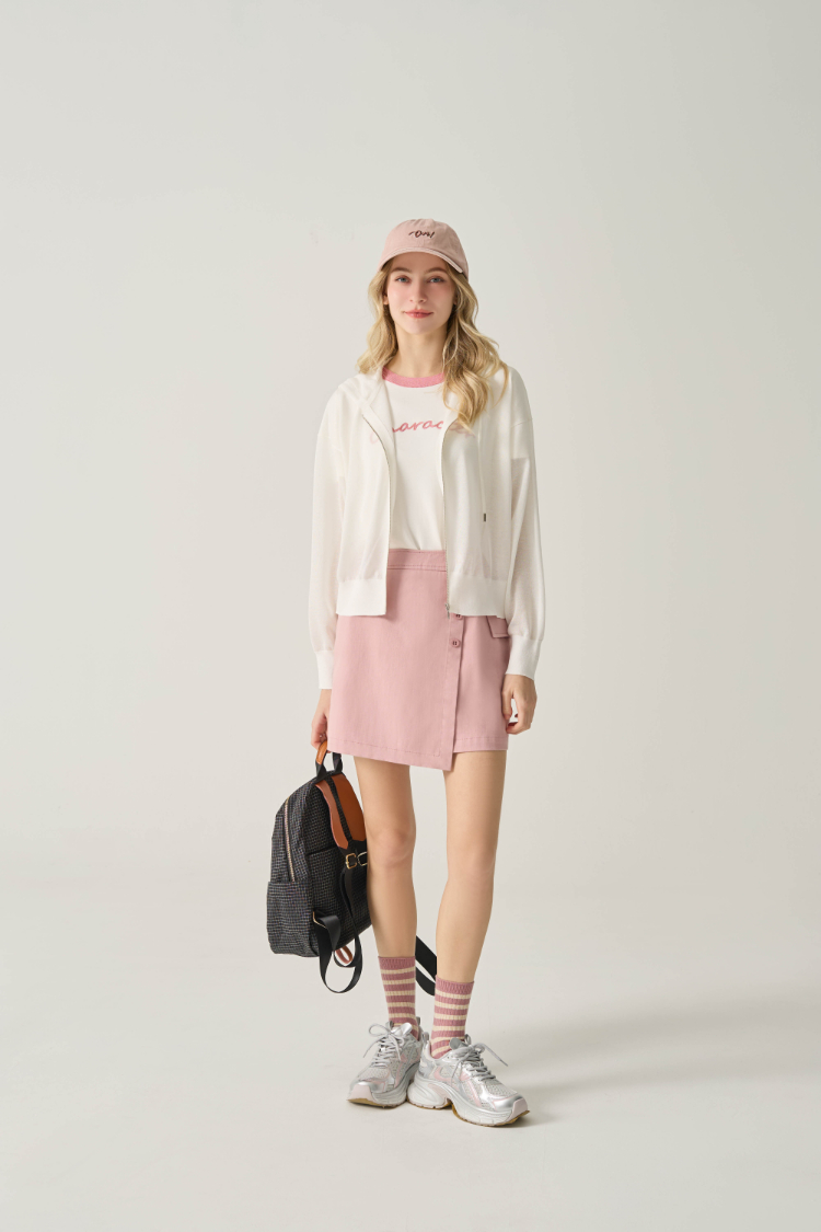 JOAN異材質撞色領口標語電繡T恤