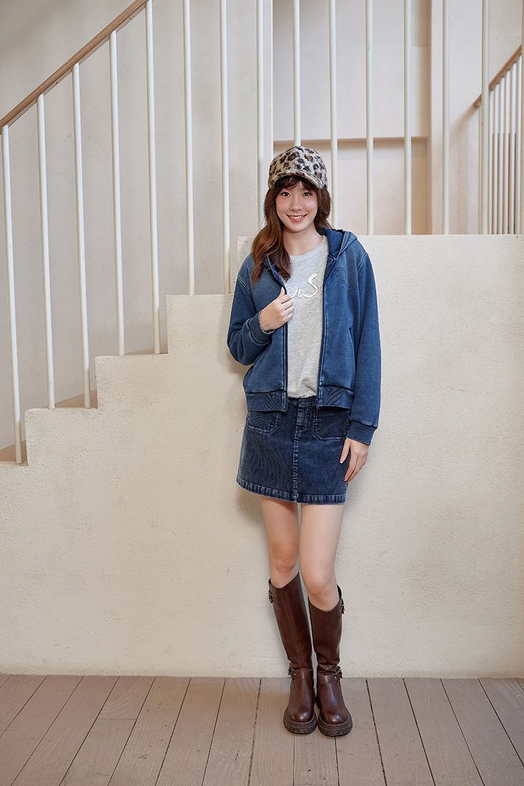 DITA毛線繡金蔥大學T