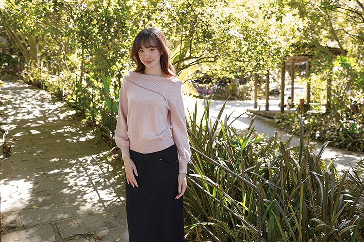 DITA寬領大領片針織上衣