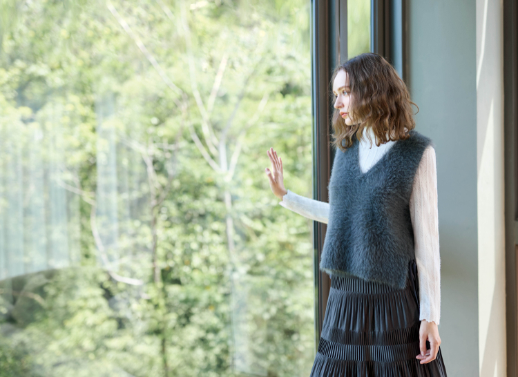 JOAN柔光蕾絲立領彈性上衣