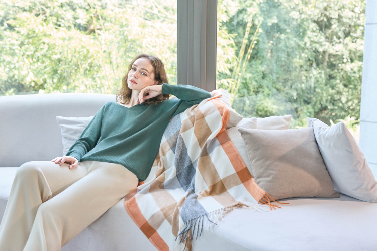 JOAN Cashmere中長版V領柔軟針織衫