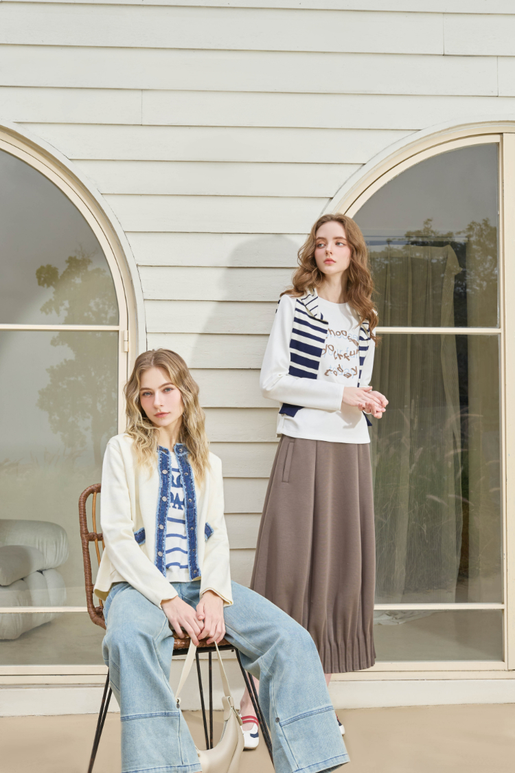 JOAN俏皮立體字型電繡上衣