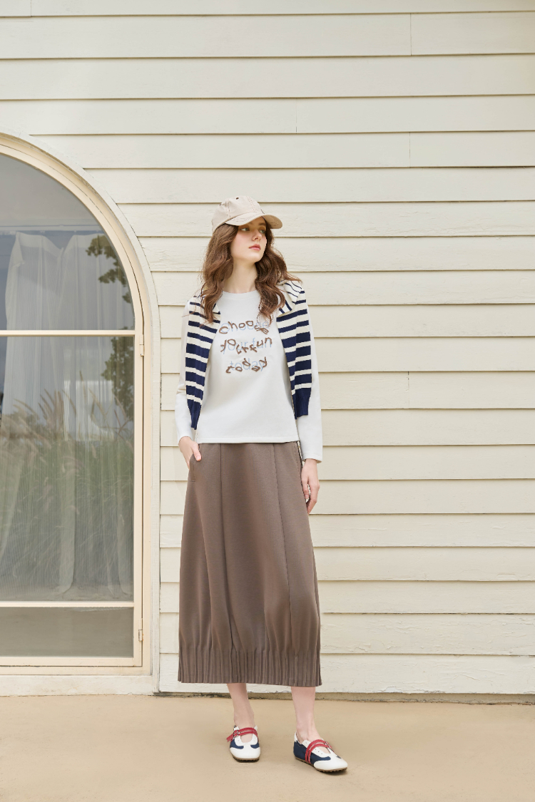 JOAN俏皮立體字型電繡上衣